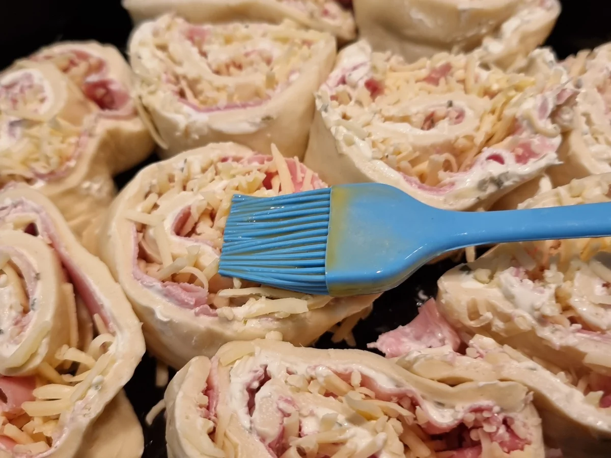 Pizza-Schnecken mit Schinken und Käse gefüllt - Rezept - Bild Nr. 17268