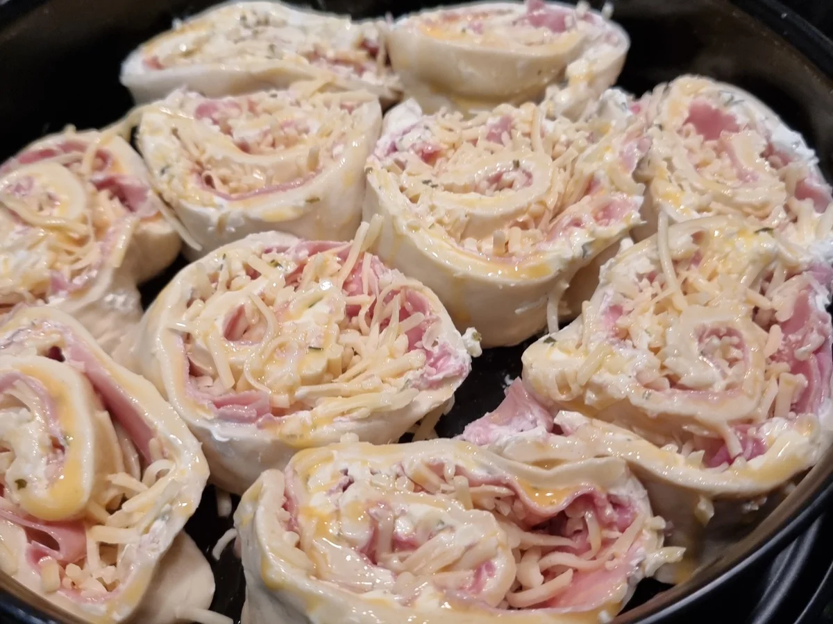 Pizza-Schnecken mit Schinken und Käse gefüllt - Rezept - Bild Nr. 17269