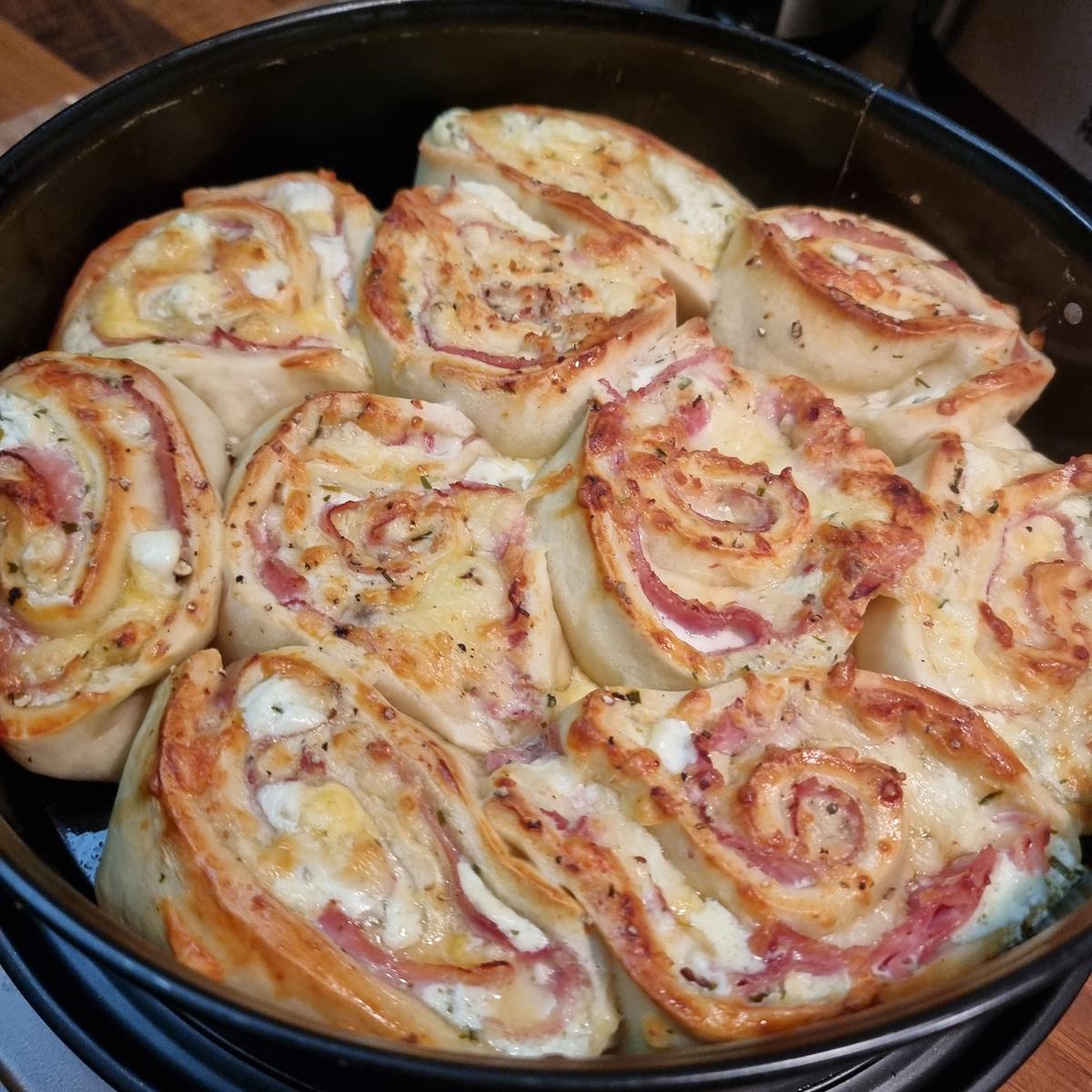 Pizza-Schnecken mit Schinken und Käse gefüllt - Rezept - Bild Nr. 17270