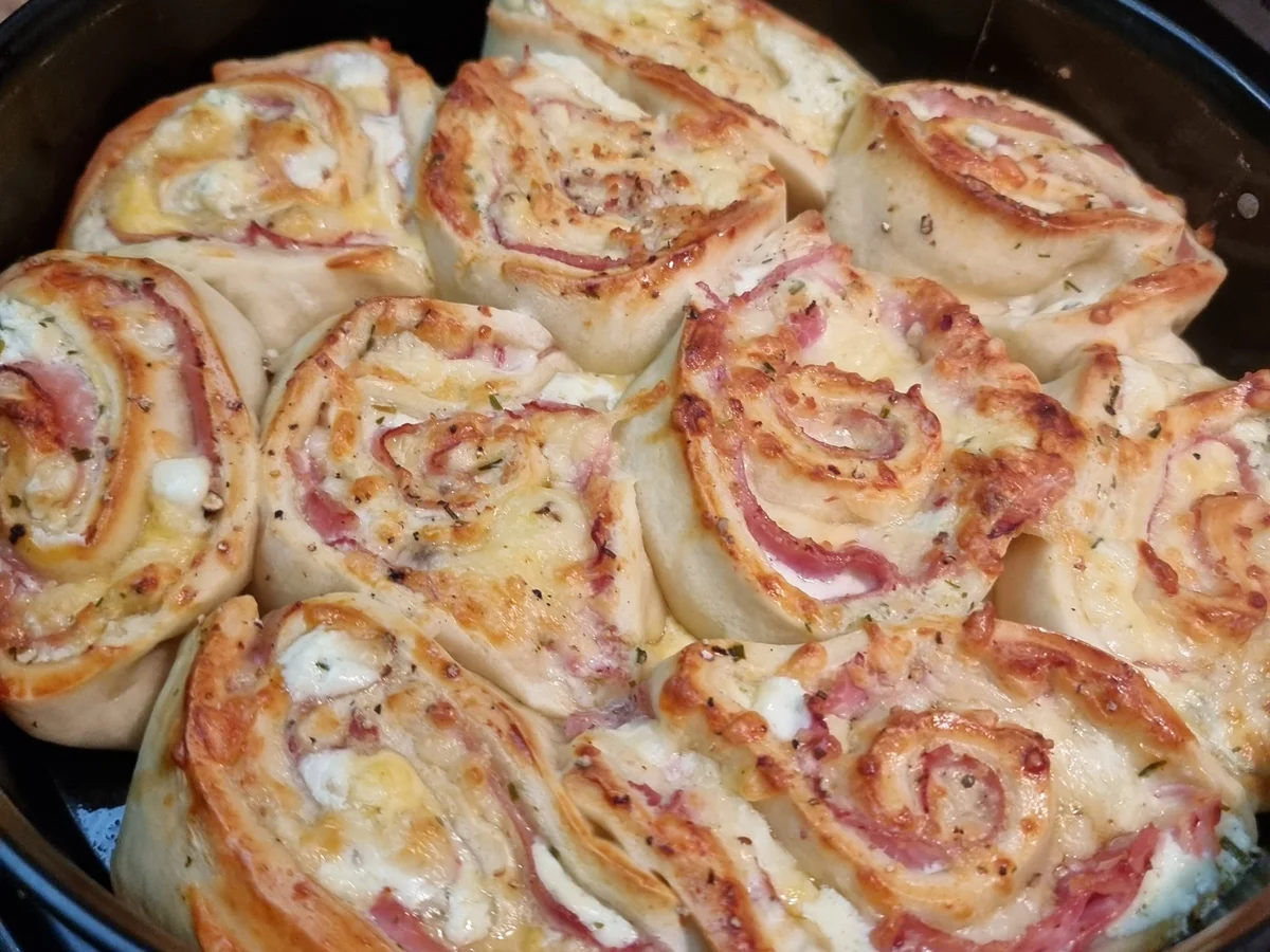 Pizza-Schnecken mit Schinken und Käse gefüllt - Rezept - Bild Nr. 17270