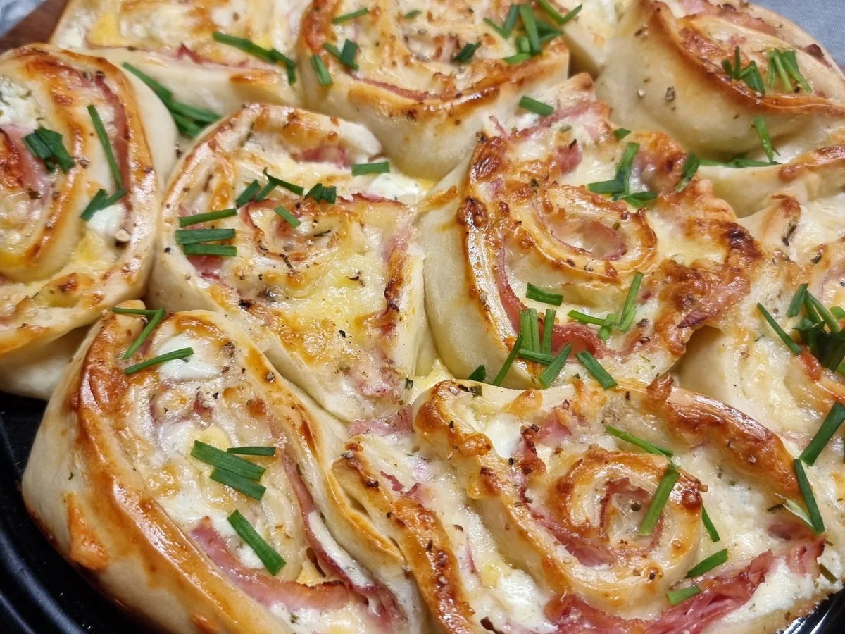 Pizza-Schnecken mit Schinken und Käse gefüllt - Rezept - Bild Nr. 17271