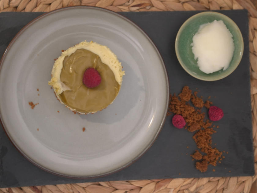 Pistazien Cheesecake Törtchen mit Himbeeren und Zitronen Sorbet - von ...