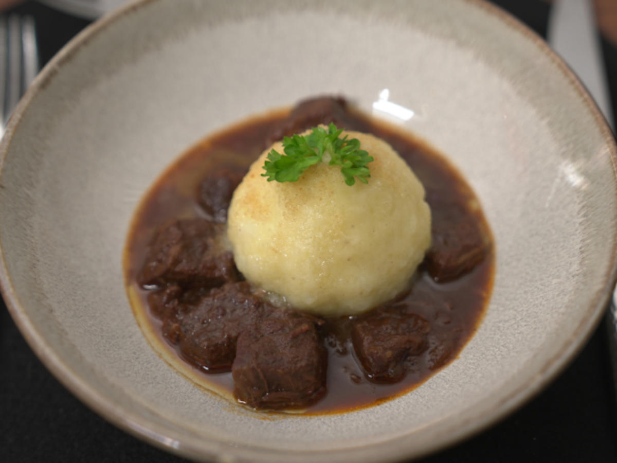 Rindergulasch mit Knödel und Rotkohl - Rezept - Bild Nr. 17261