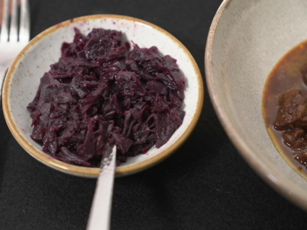 Rindergulasch mit Knödel und Rotkohl - Rezept - Bild Nr. 17262