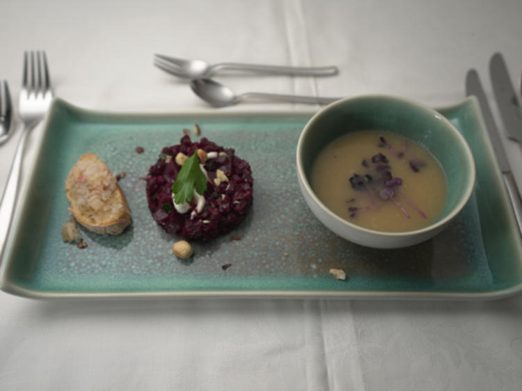 Apfel Sellerie Suppe mit Rote Bete Tatar und veganem Zwiebelschmalz ... Apfel Sellerie Suppe mit Rote Bete Tatar und veganem Zwiebelschmalz ...