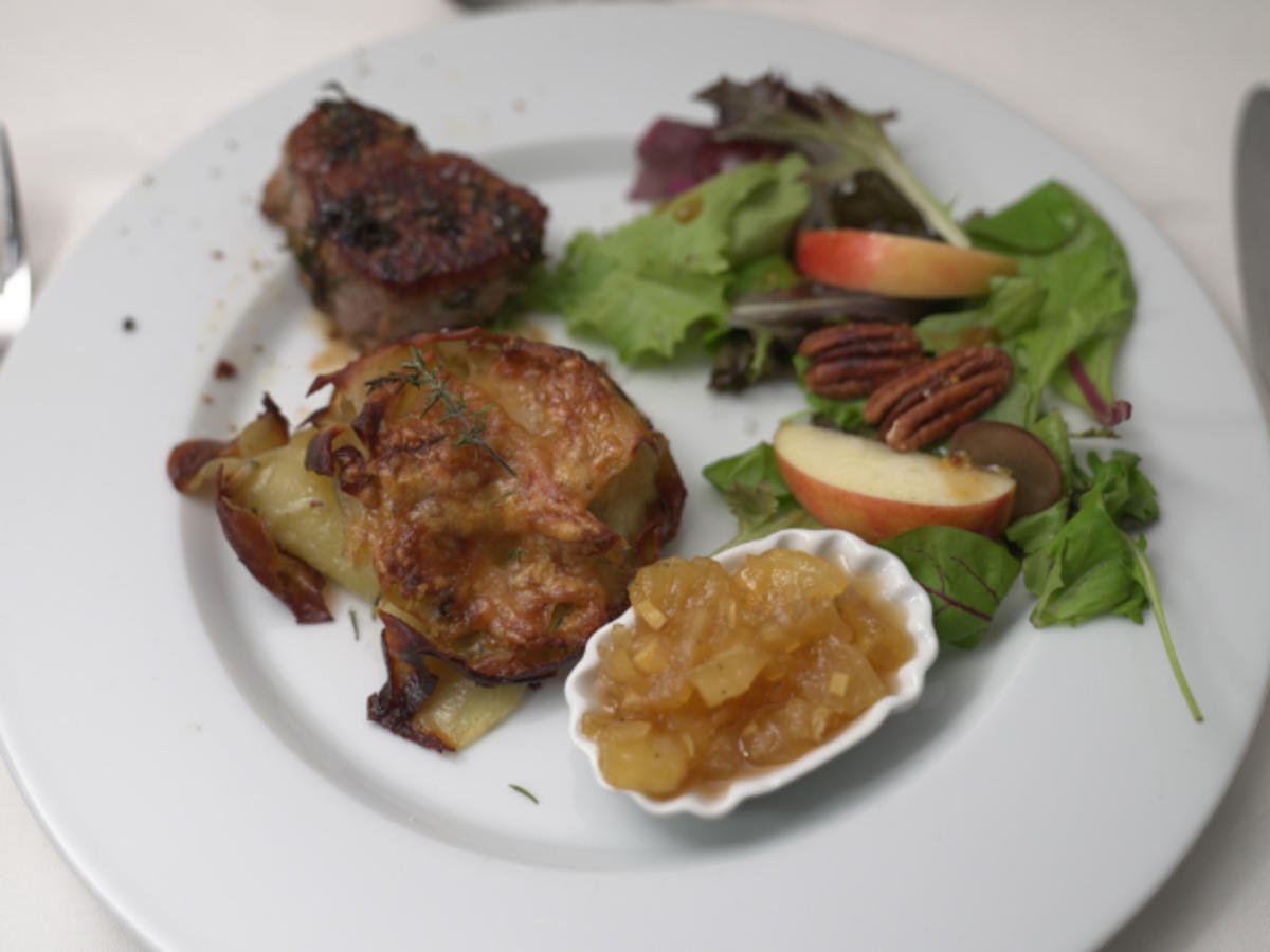 Kalbsmedaillons mit Kartoffelgratin und Wildkräutersalat - Rezept - Bild Nr. 2