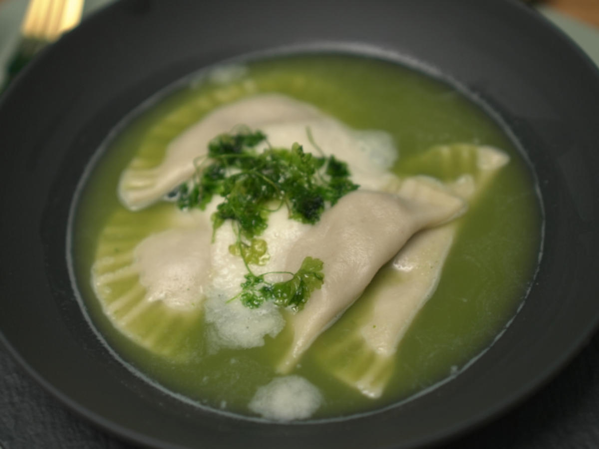 Ravioli im grünen Petersilienzauber mit Wurzelschaum - Rezept - Bild Nr. 2