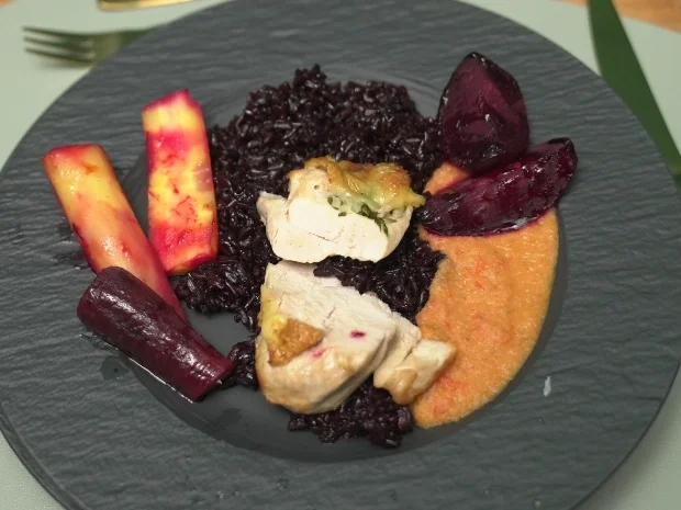 Hähnchen mit schwarzem Reis auf Estragon-Weißwein-Spiegel - Rezept - Bild Nr. 17262