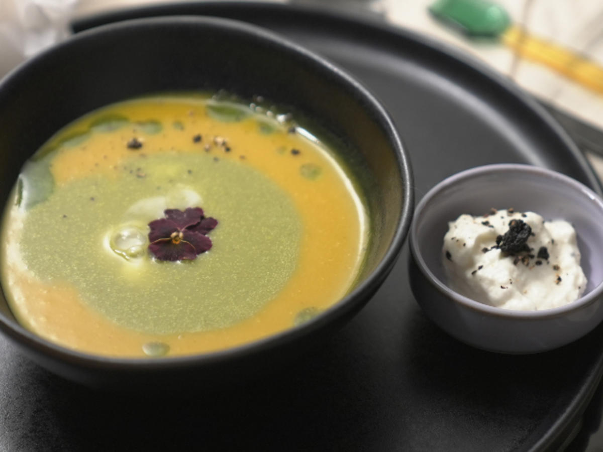 Kartoffelsuppe und Erbsensuppe mit Kürbisbrot und Aioli - Rezept - Bild Nr. 17262