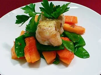 Rezept: Seeteufelsaté auf Papaya-Zuckerschotensalat Seeteufelsaté auf Papaya-Zuckerschotensalat - Rezept