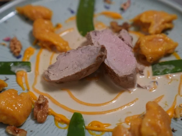 Rezept: Kalbsfilet mit Kürbisgnocchi, Kürbiscreme und Walnuss-Trüffelschaum Bild Nr. 17262 Kalbsfilet mit Kürbisgnocchi, Kürbiscreme und Walnuss-Trüffelschaum - Rezept - Bild Nr. 17262