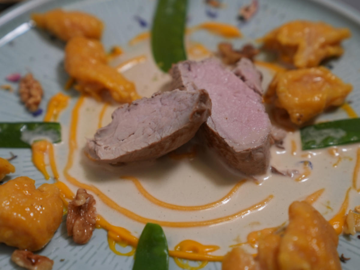 Kalbsfilet mit Kürbisgnocchi, Kürbiscreme und Walnuss-Trüffelschaum ...