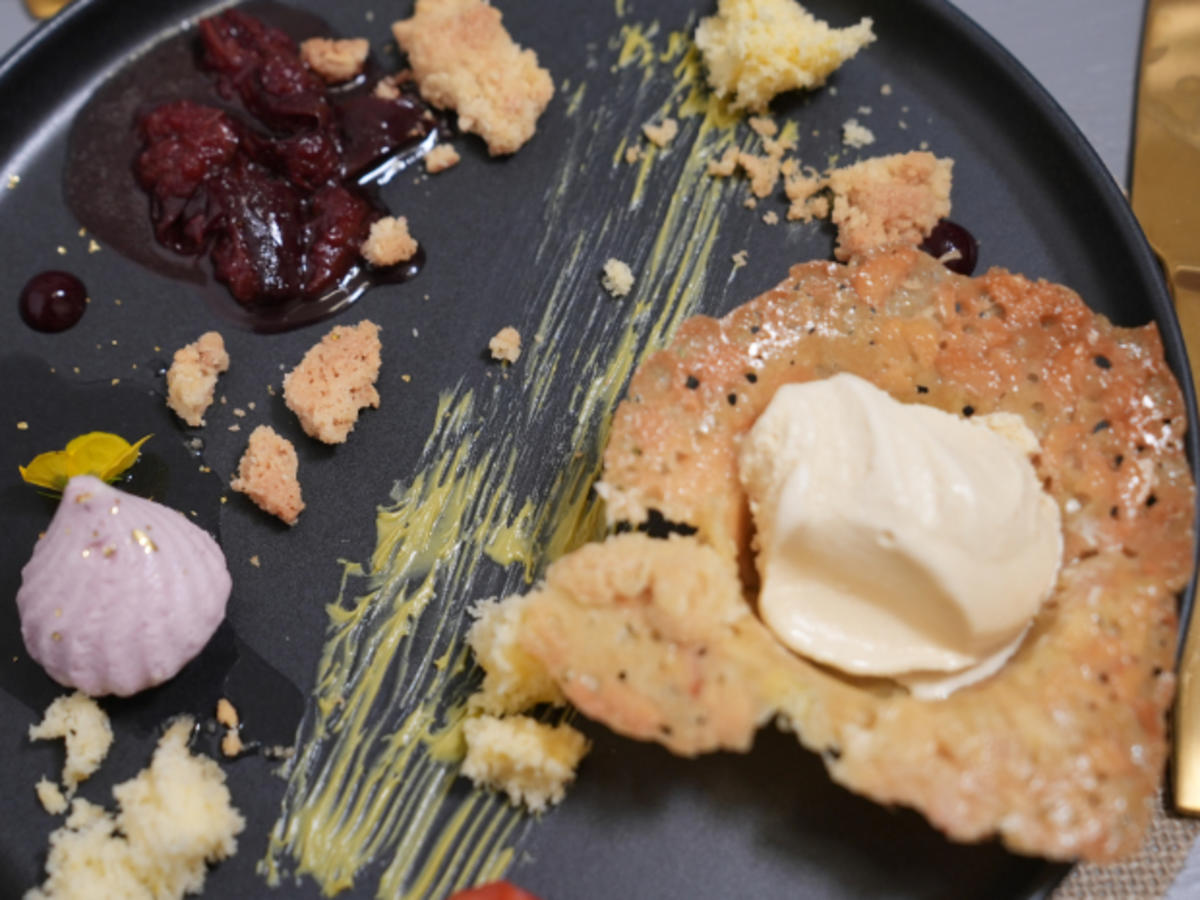 Tonkabohneneis mit Holunderblüten-Brombeermousse und Zwetschgenkompott - Rezept - Bild Nr. 17262