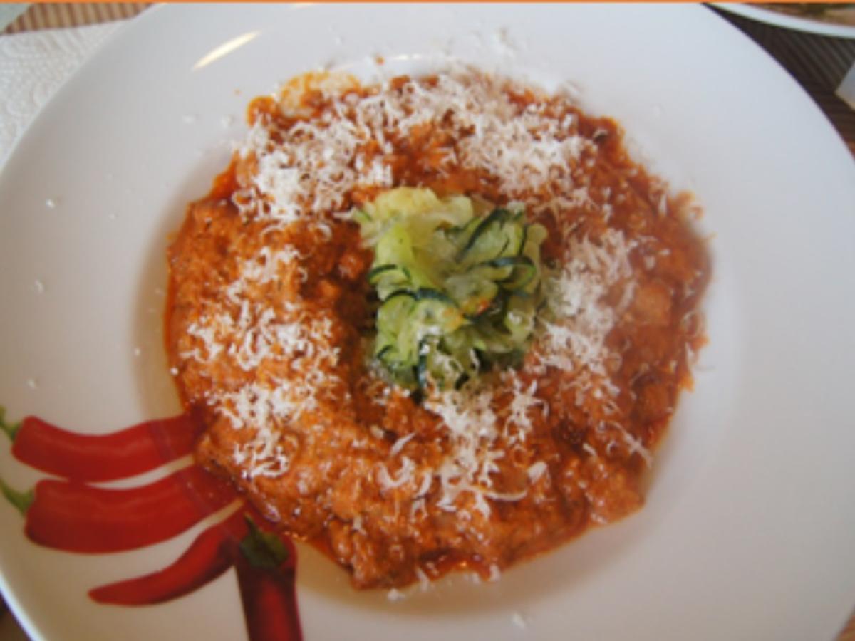 Zucchini-Spaghetti mit Bratwurstbrät-Tomatensauce - Rezept - Bild Nr. 2