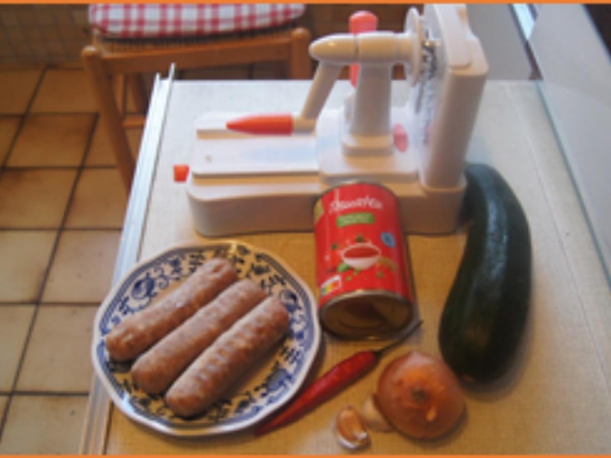 Zucchini-Spaghetti mit Bratwurstbrät-Tomatensauce - Rezept - Bild Nr. 4