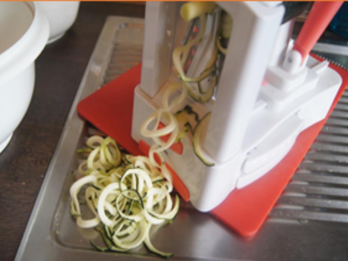 Zucchini-Spaghetti mit Bratwurstbrät-Tomatensauce - Rezept - Bild Nr. 6