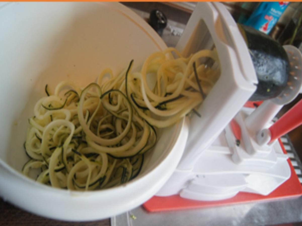 Zucchini-Spaghetti mit Bratwurstbrät-Tomatensauce - Rezept - Bild Nr. 8