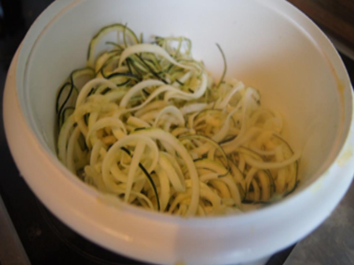 Zucchini-Spaghetti mit Bratwurstbrät-Tomatensauce - Rezept - Bild Nr. 10