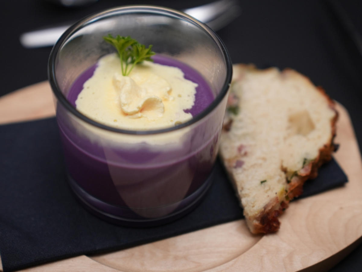 Rotkohlsuppe mit Sahneklecks und Faltenbrot - Rezept - Bild Nr. 17262