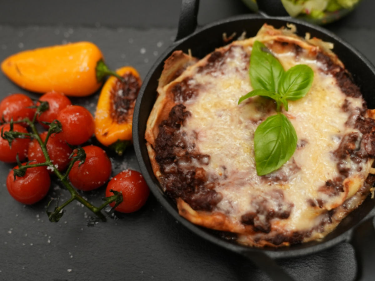 Steirische Lasagne mit Palatschinken, dazu geröstete Tomaten und Paprika - Rezept - Bild Nr. 17262