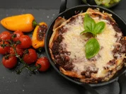 Steirische Lasagne mit Palatschinken, dazu geröstete Tomaten und Paprika - Rezept - Bild Nr. 17262