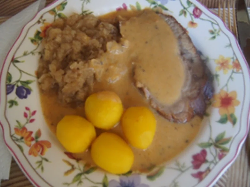 Herzhafter Schweinebraten mit Sauce, Kraut nach tschechischer Art und Drillingen - Rezept - Bild Nr. 2