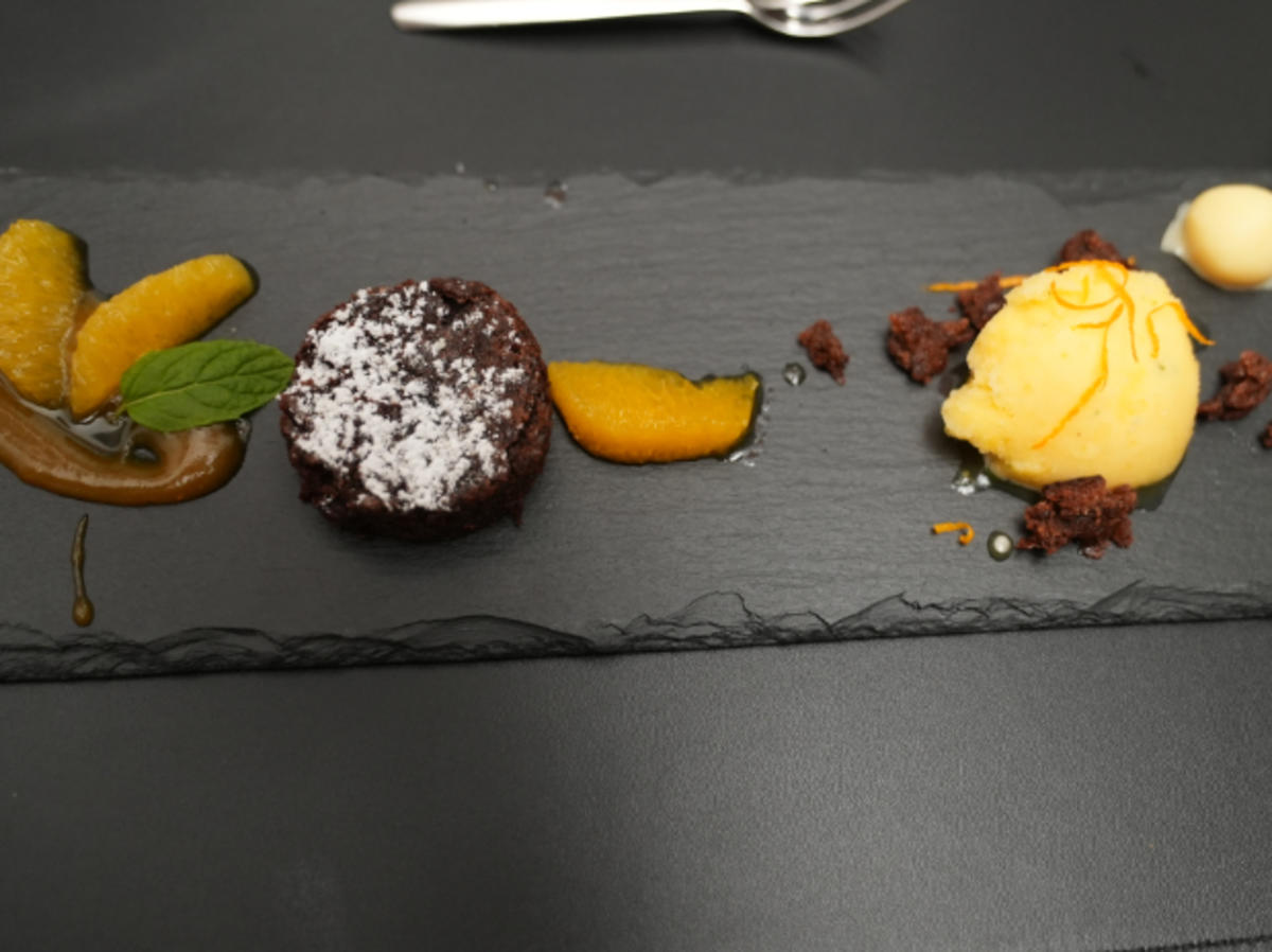 Schokoladentarte mit Orangensorbet und weißer Schokotrüffelpraline - Rezept - Bild Nr. 17262