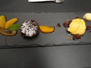 Schokoladentarte mit Orangensorbet und weißer Schokotrüffelpraline - Rezept - Bild Nr. 17262