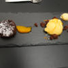 Schokoladentarte mit Orangensorbet und weißer Schokotrüffelpraline - Rezept - Bild Nr. 17262