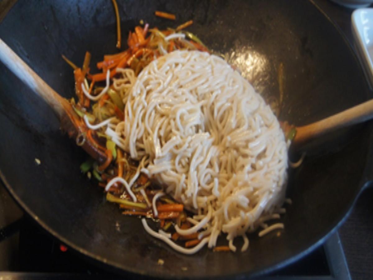 Wok-Nudeln mit Garnelen - Rezept - Bild Nr. 17278