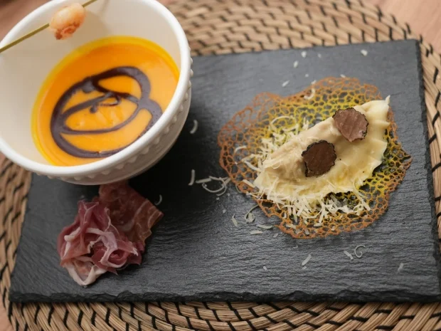 Rezept: Steinpilzravioli mit Kürbissuppe und Sweet Chili Garnele Bild Nr. 2 Steinpilzravioli mit Kürbissuppe und Sweet Chili Garnele - Rezept - Bild Nr. 2