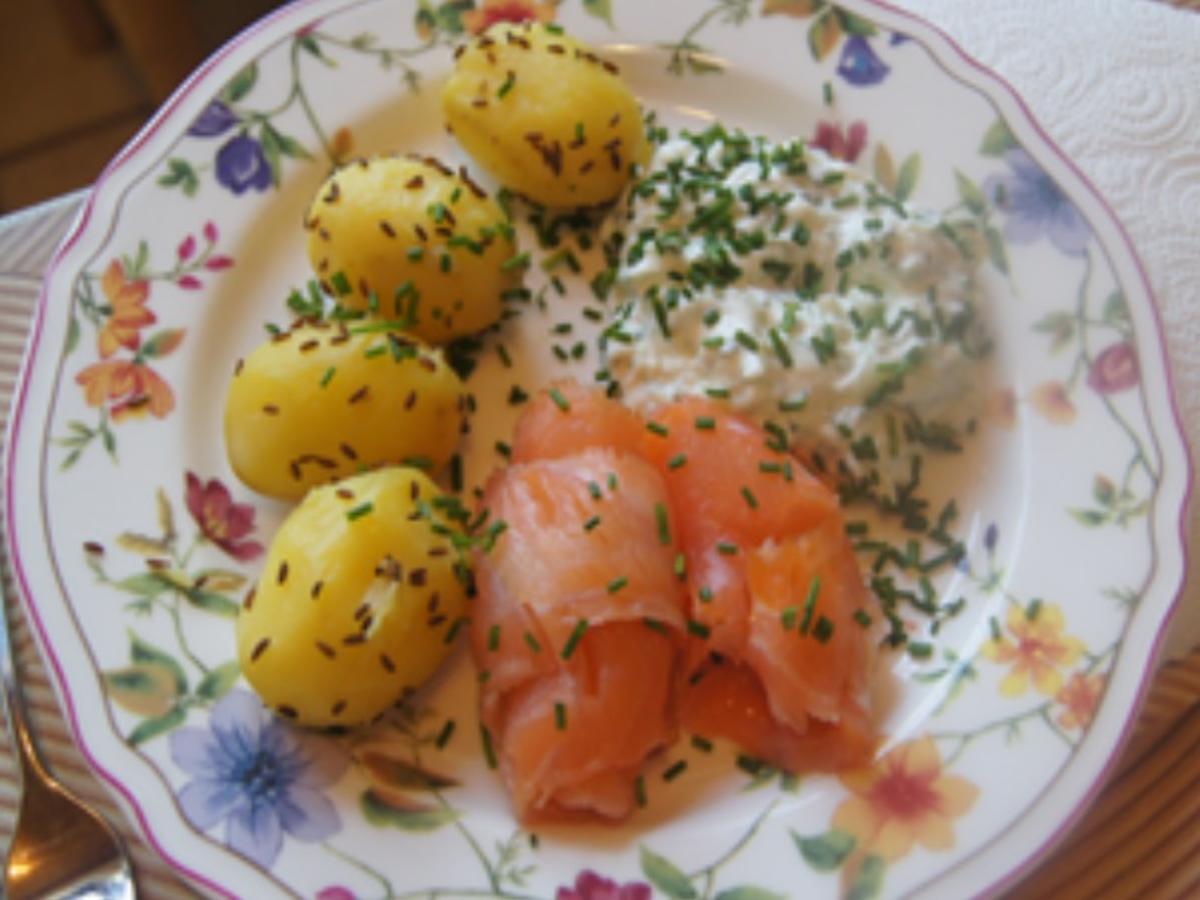 Pellkartoffeln mit Kümmel, Räucherlachs und Zaziki - Rezept - Bild Nr. 2