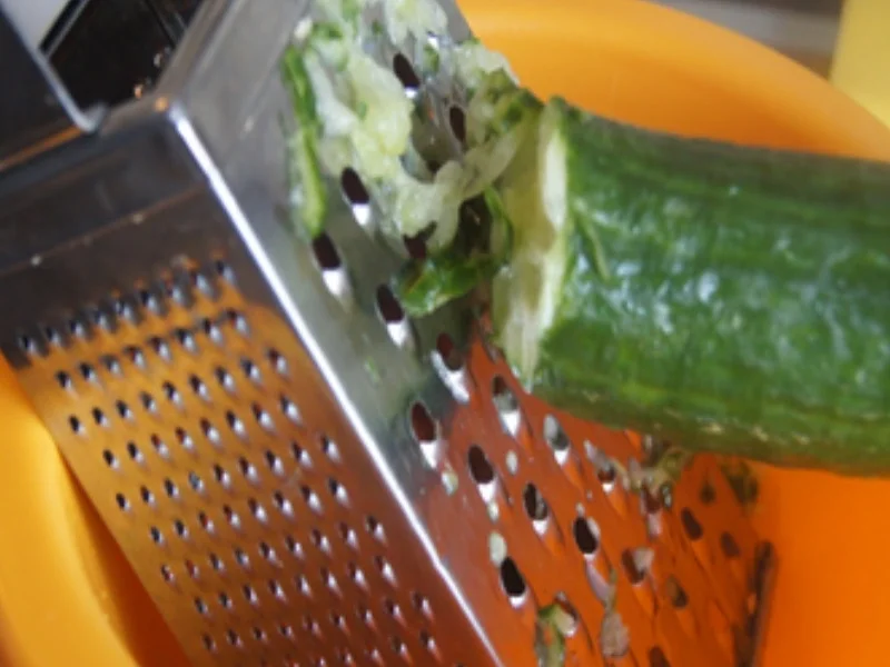 Rezept: Pellkartoffeln mit Kümmel, Räucherlachs und Zaziki Bild Nr. 5 Pellkartoffeln mit Kümmel, Räucherlachs und Zaziki - Rezept - Bild Nr. 5