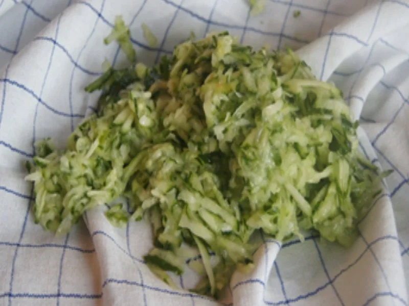 Rezept: Pellkartoffeln mit Kümmel, Räucherlachs und Zaziki Bild Nr. 6 Pellkartoffeln mit Kümmel, Räucherlachs und Zaziki - Rezept - Bild Nr. 6