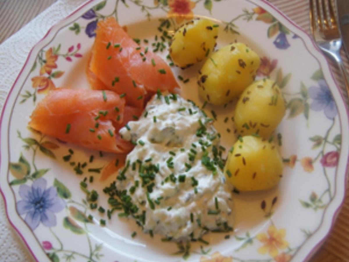 Pellkartoffeln mit Kümmel, Räucherlachs und Zaziki - Rezept - Bild Nr. 9