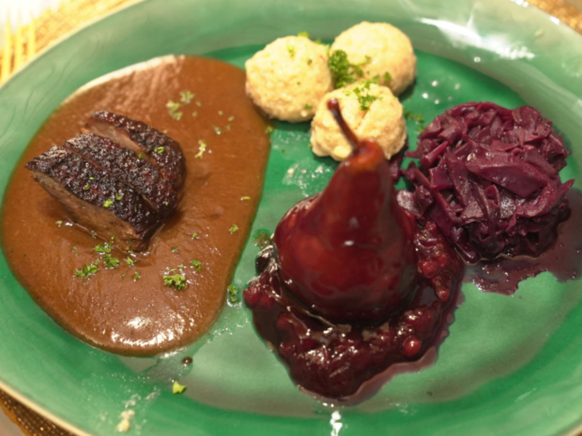 Entenbrust mit Apfelrotkohl und Rotweinbirne an Preiselbeeren - Rezept - Bild Nr. 17270