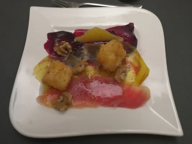 Rezept: Rote-Bete-Carpaccio mit gebackenem Ziegenkäse und Walnussbaguette Bild Nr. 2 Rote-Bete-Carpaccio mit gebackenem Ziegenkäse und Walnussbaguette - Rezept - Bild Nr. 2