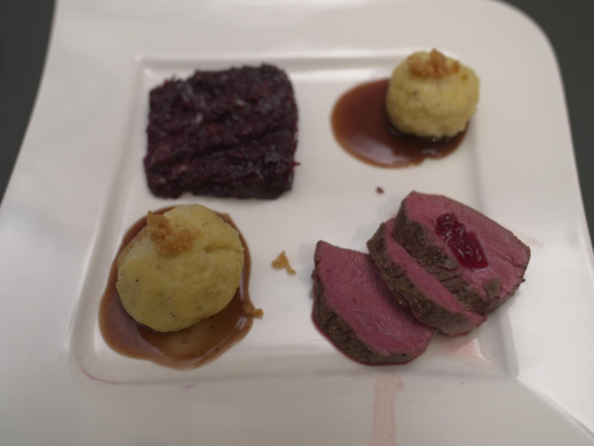 Hirschrücken in Rotwein-Preiselbeersauce mit Kartoffelklößen - Rezept - Bild Nr. 17279