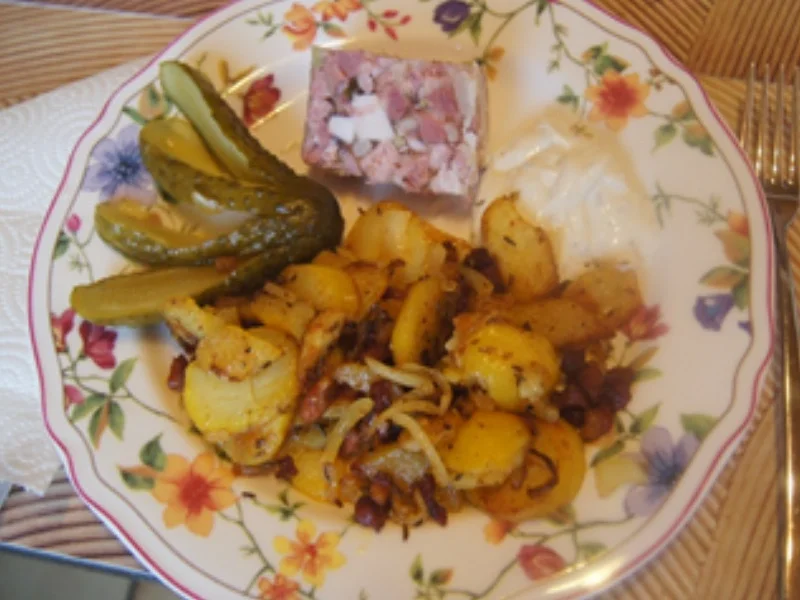 Rezept: Herzhafte Bratkartoffeln mit Schweinskopfsülze, Sour Cream und Gewürzgurke Bild Nr. 2 Herzhafte Bratkartoffeln mit Schweinskopfsülze, Sour Cream und Gewürzgurke - Rezept - Bild Nr. 2