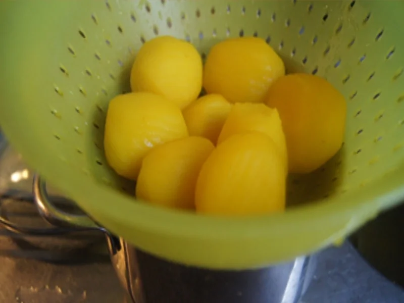 Rezept: Herzhafte Bratkartoffeln mit Schweinskopfsülze, Sour Cream und Gewürzgurke Bild Nr. 3 Herzhafte Bratkartoffeln mit Schweinskopfsülze, Sour Cream und Gewürzgurke - Rezept - Bild Nr. 3