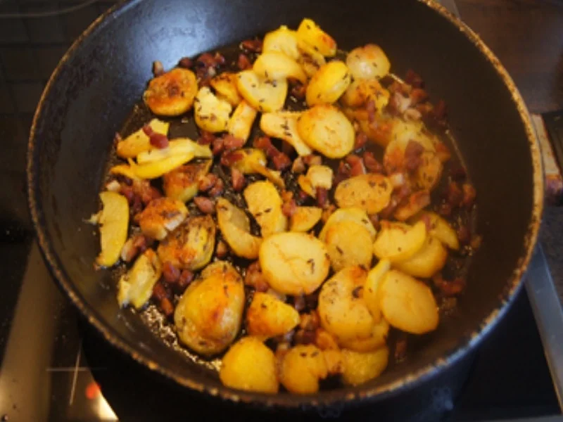 Rezept: Herzhafte Bratkartoffeln mit Schweinskopfsülze, Sour Cream und Gewürzgurke Bild Nr. 5 Herzhafte Bratkartoffeln mit Schweinskopfsülze, Sour Cream und Gewürzgurke - Rezept - Bild Nr. 5