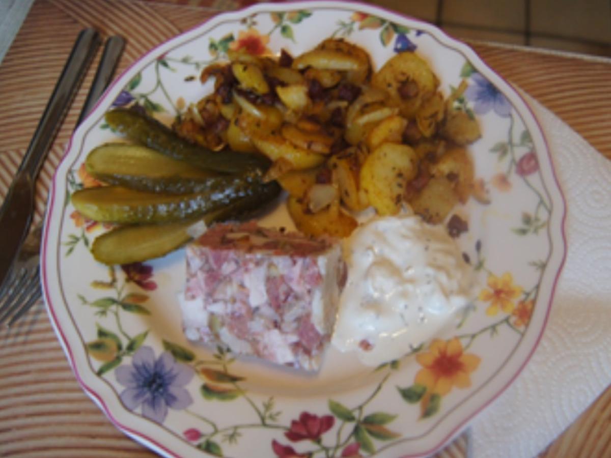 Herzhafte Bratkartoffeln mit Schweinskopfsülze, Sour Cream und Gewürzgurke - Rezept - Bild Nr. 7