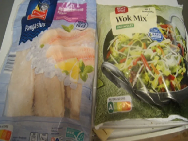 Knusprig gebratenes Pangasius-Filet auf Wok-Gemüse-Mix - Rezept - Bild Nr. 17283