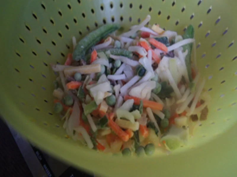 Knusprig gebratenes Pangasius-Filet auf Wok-Gemüse-Mix - Rezept - Bild Nr. 17289