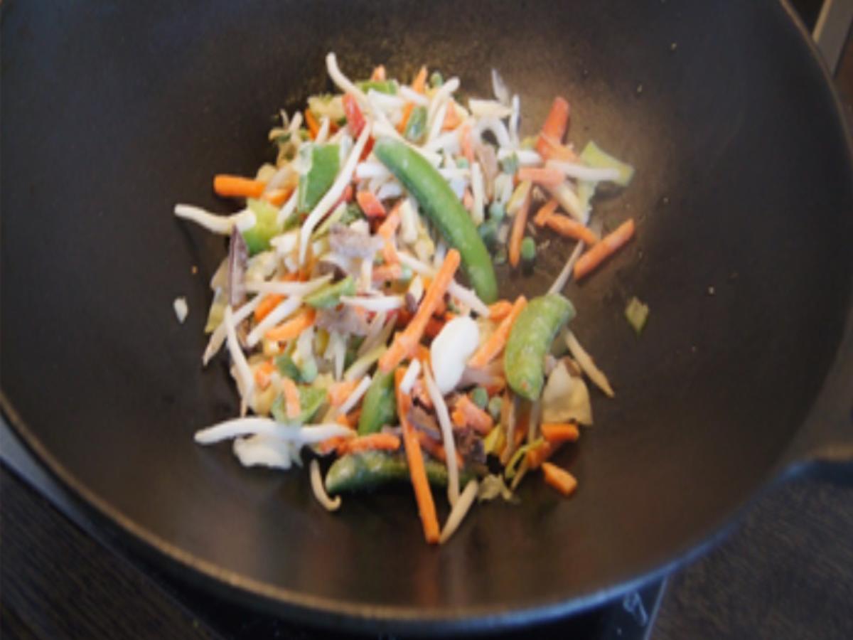 Knusprig gebratenes Pangasius-Filet auf Wok-Gemüse-Mix - Rezept - Bild Nr. 17290