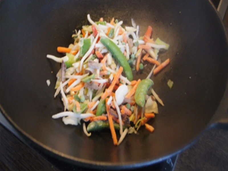 Knusprig gebratenes Pangasius-Filet auf Wok-Gemüse-Mix - Rezept - Bild Nr. 17290