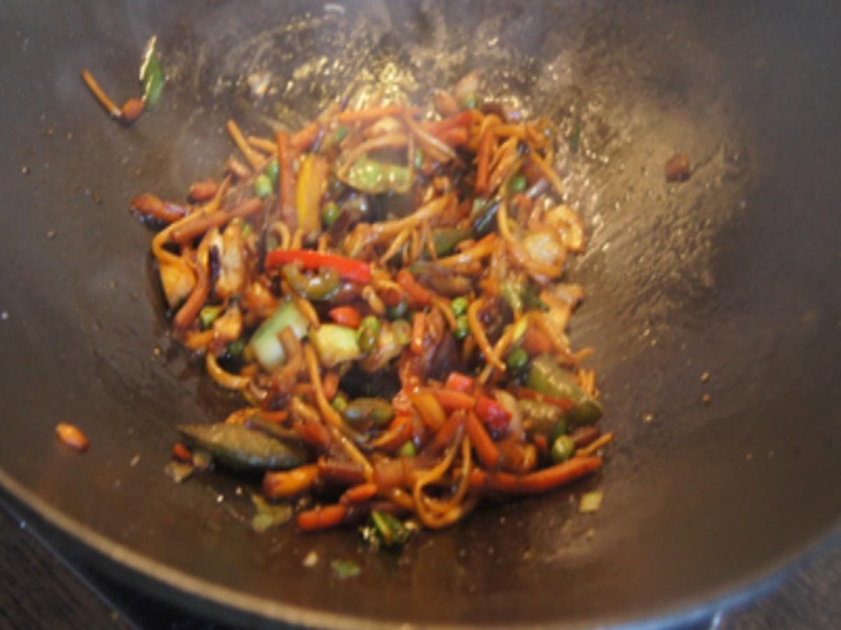 Knusprig gebratenes Pangasius-Filet auf Wok-Gemüse-Mix - Rezept - Bild Nr. 17291