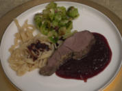 Rehkeule mit gebratenem Rosenkohl, Rotweinsoße und Nudeln - Rezept - Bild Nr. 2