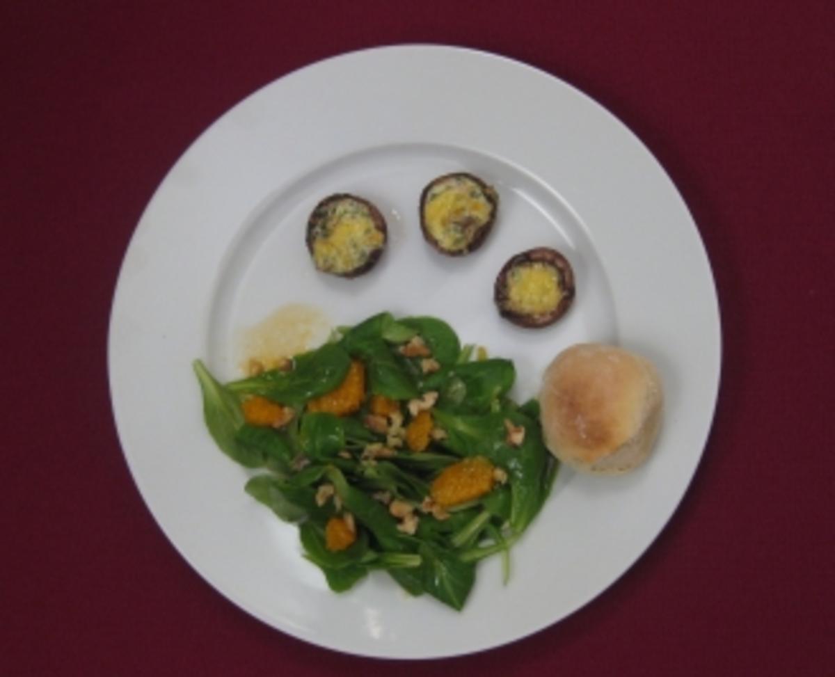Feldsalat an Mandarinen-Dressing mit gefüllten Champignons und Brötchen - Rezept