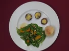 Rezept: Feldsalat an Mandarinen-Dressing mit gefüllten Champignons und Brötchen Feldsalat an Mandarinen-Dressing mit gefüllten Champignons und Brötchen - Rezept